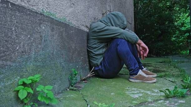 -الدافع الداخلي: حماية الذات من الألم أو من فقد السيطرة.