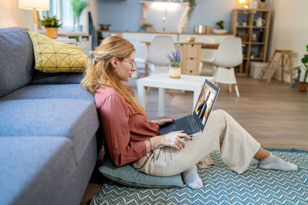 لماذا بدأ الناس يعتمدون العلاج النفسي عبر الإنترنت؟