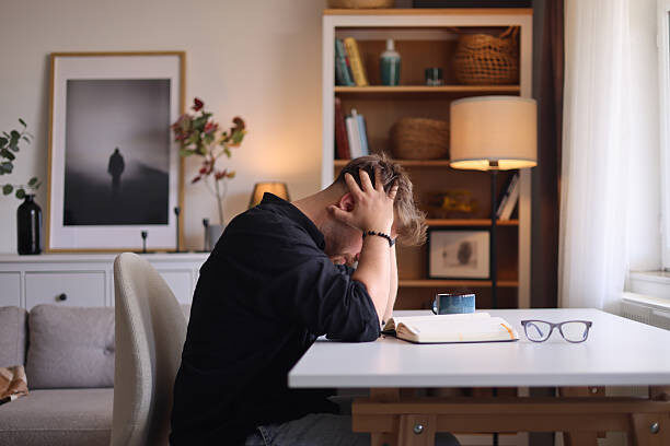 الفرق بين الرهاب الاجتماعي والقلق الاجتماعي: فهم الفرق يخفف الحيرة
