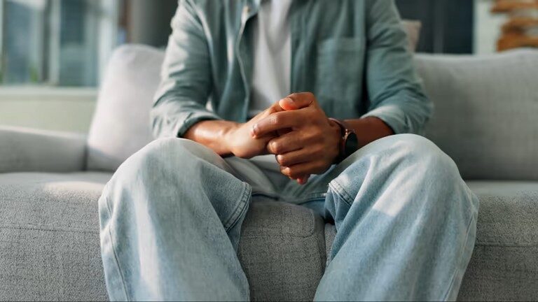 ومن المنظور المعرفي يلعب ما يُعرف بالتفسير الكارثي للأعراض الجسدية